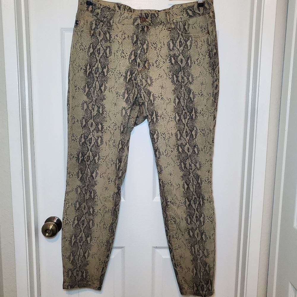 Judy Blue Sz 16W Skinny Mid Rise, Snake Skin Jeans